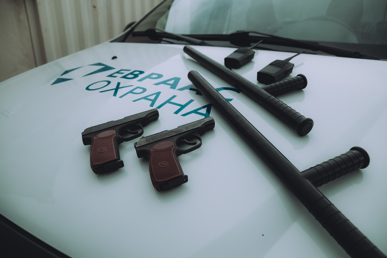 Оружие для охранника: что разрешено и когда можно применять